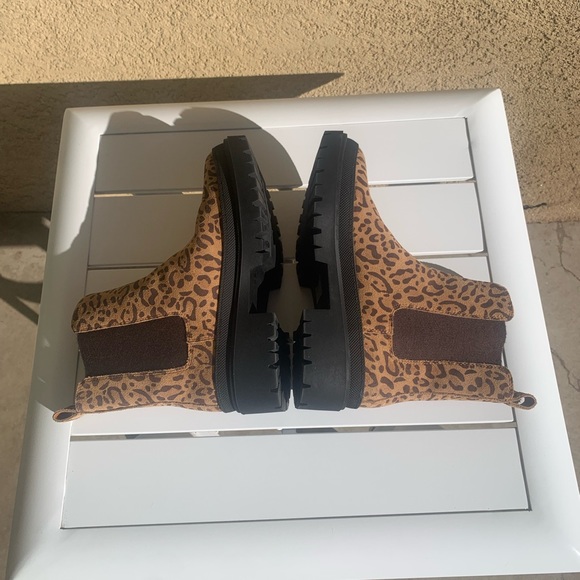 Lucky Brand lug sole animal print cheetah suede Chelsea boots size 6.5M - Picture 12 of 16